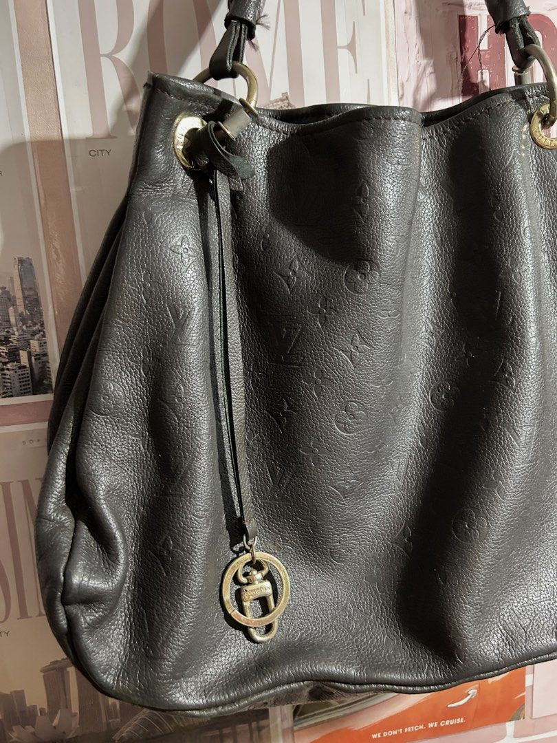 Louis Vuitton Artsy MM hobo bag (Category: Shoulder Bags) located in Taguig. Submitted by lesely.vin (Listing ID 1460680973, Image 2). Description: Louis Vuitton Artsy MM hobo bag hi this bag is Pre-loved 👜 .