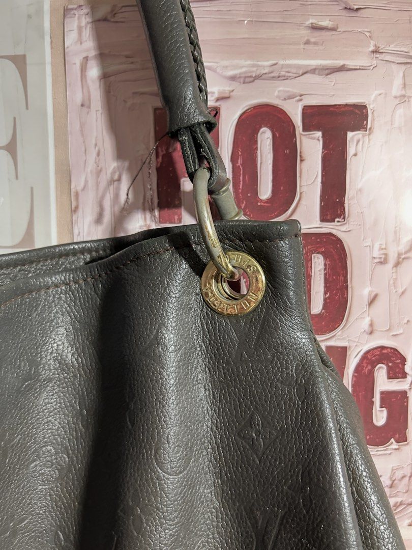Louis Vuitton Artsy MM hobo bag (Category: Shoulder Bags) located in Taguig. Submitted by lesely.vin (Listing ID 1460680973, Image 3). Description: Louis Vuitton Artsy MM hobo bag hi this bag is Pre-loved 👜 .