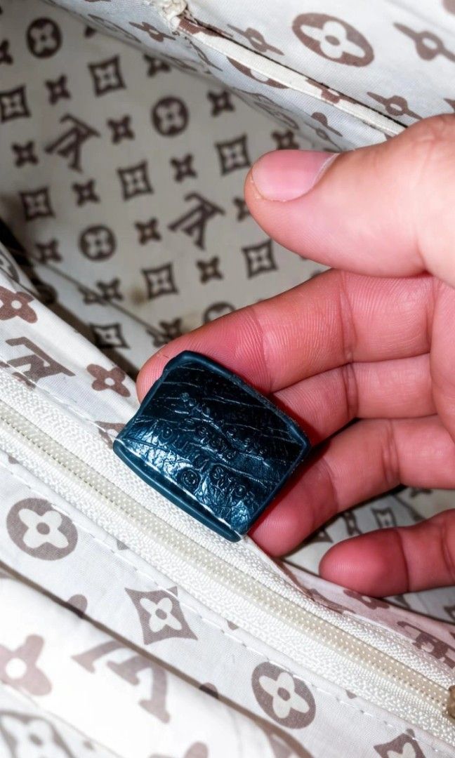 Louis Vuitton bag (Category: Luxury Bags & Wallets) located in Manila. Submitted by daddi_mel (Listing ID 1460668928, Image 3). Description: .