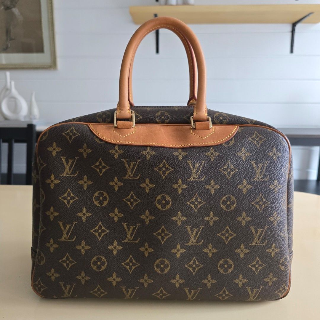 Louis Vuitton Deauville (Category: Luxury Bags & Wallets) located in Paranaque City. Submitted by portodimoda (Listing ID 1460584377, Image 3). Description: AUTHENTIC AND AVAILABLE!!! Kindly check photos to see the condition NO INCLUSIONS .