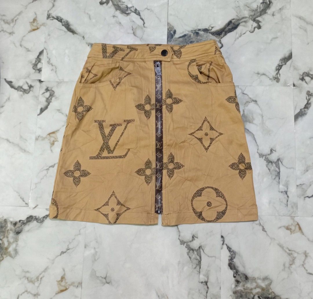 Louis Vuitton Monogram Skirt (Category: Luxury Apparel) located in Bacolod City. Submitted by luxtrend.ph (Listing ID 1460578019, Image 2). Description: Lou¡s Vu¡tton Monogram Skirt •Photos may vary due to lighting✨ •For Women •Size: 25 - 26 W / 16.5 L •Condition: Excellent •Issues: None •Color Rate: 9.5/10 •Complete tags •With 4 pockets in total •All hardwares comes with "LV" •₱rice: 1,999 shipped🏷 DM to purchase🛒🛒🛒 Courier: J&T Express MOP: