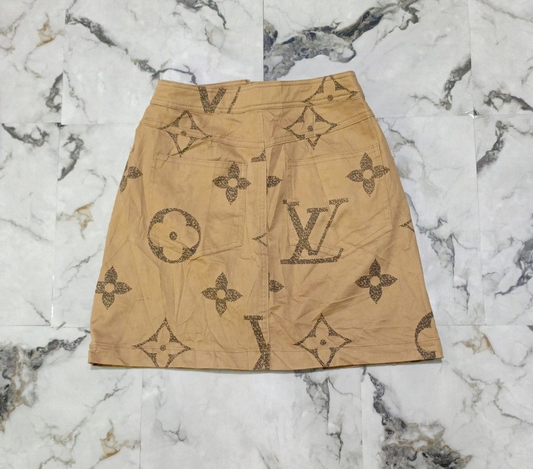 Louis Vuitton Monogram Skirt (Category: Luxury Apparel) located in Bacolod City. Submitted by luxtrend.ph (Listing ID 1460578019, Image 3). Description: Lou¡s Vu¡tton Monogram Skirt •Photos may vary due to lighting✨ •For Women •Size: 25 - 26 W / 16.5 L •Condition: Excellent •Issues: None •Color Rate: 9.5/10 •Complete tags •With 4 pockets in total •All hardwares comes with "LV" •₱rice: 1,999 shipped🏷 DM to purchase🛒🛒🛒 Courier: J&T Express MOP: