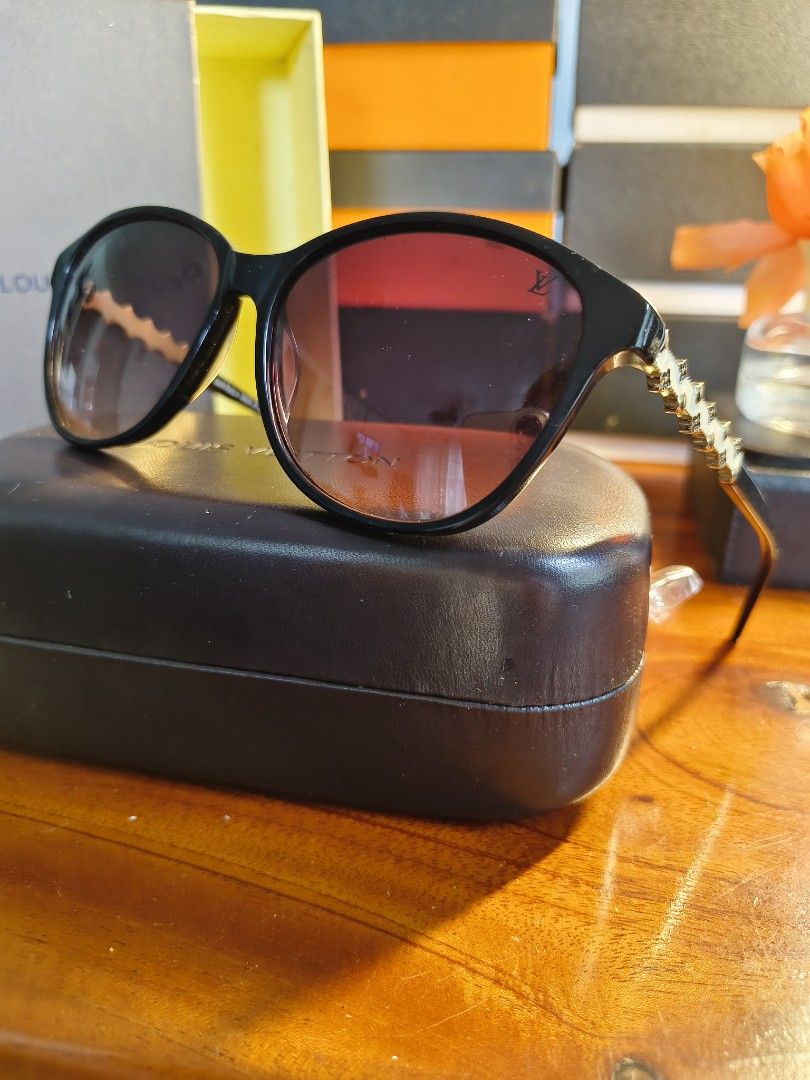 Louis Vuitton sunglasses (Category: Sunglasses & Eyewear) located in Baguio. Submitted by alk08 (Listing ID 1460528741, Image 3). Description: .