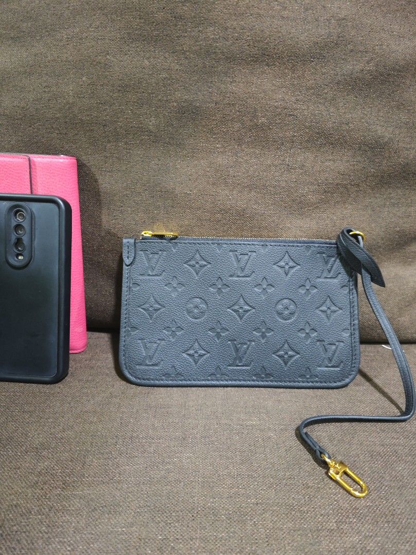 Louis Vuitton wallet/pouch (Category: Wallets & Card holders) located in Pili. Submitted by zaneombao03491 (Listing ID 1460642534, Image 1). Description: .