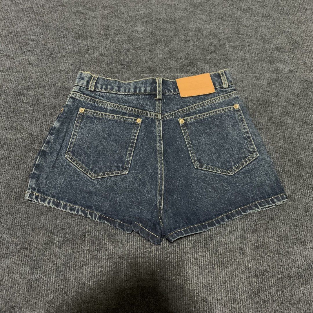 Louis Vuitton women short (Category: Shorts) located in Manila. Submitted by _thrift.clothes._ (Listing ID 1460538132, Image 1). Description: Size:28 .
