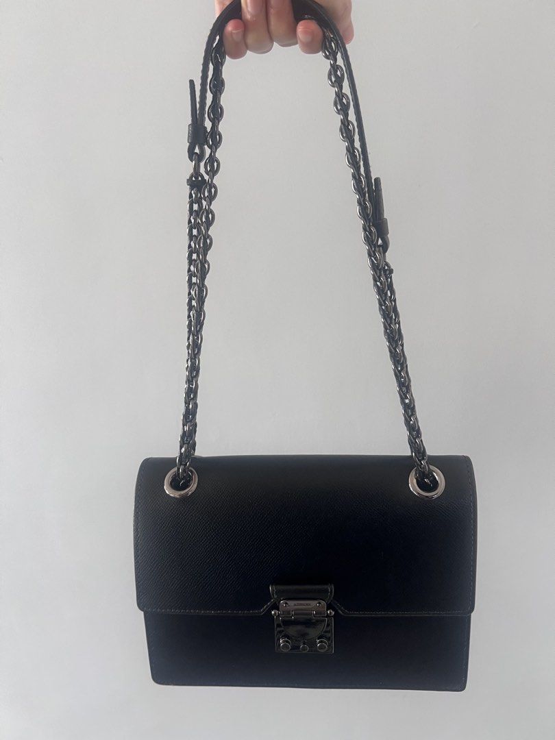 Lovcat Black Convertible Chain Shoulder Bag (Category: Shoulder Bags) located in Bacolod City. Submitted by ry11_bcd (Listing ID 1460524521, Image 3). Description: - Stylish Lovcat black leather shoulder bag - Features a shiny metal lock closure on the front flap - gun metal chain strap for versatile wear (shoulder or crossbody) - Compact size, perfect for your essentials.