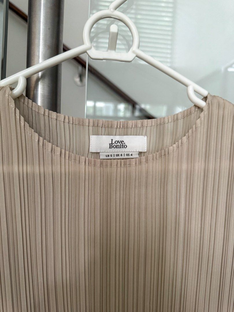 Love Bonito Pleated Top (Category: Sleeveless) located in Taguig. Submitted by whomcwhat (Listing ID 1460519118, Image 2). Description: RFS: doesn’t fit me aell.