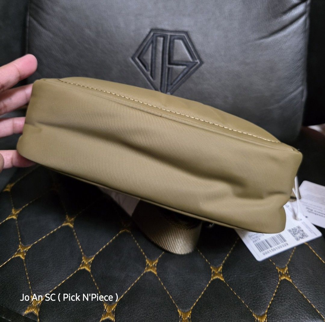 LULULEMON ARTIFACT 2ZIP CAMERA-BAG (Category: Camera Bags & Carriers) located in Quezon City. Submitted by joansc (Listing ID 1460703117, Image 3). Description: SOURCED: CANADA 100% ORIGINAL ONLY W/TAG, POLYPLASTIC, CARE CARD.