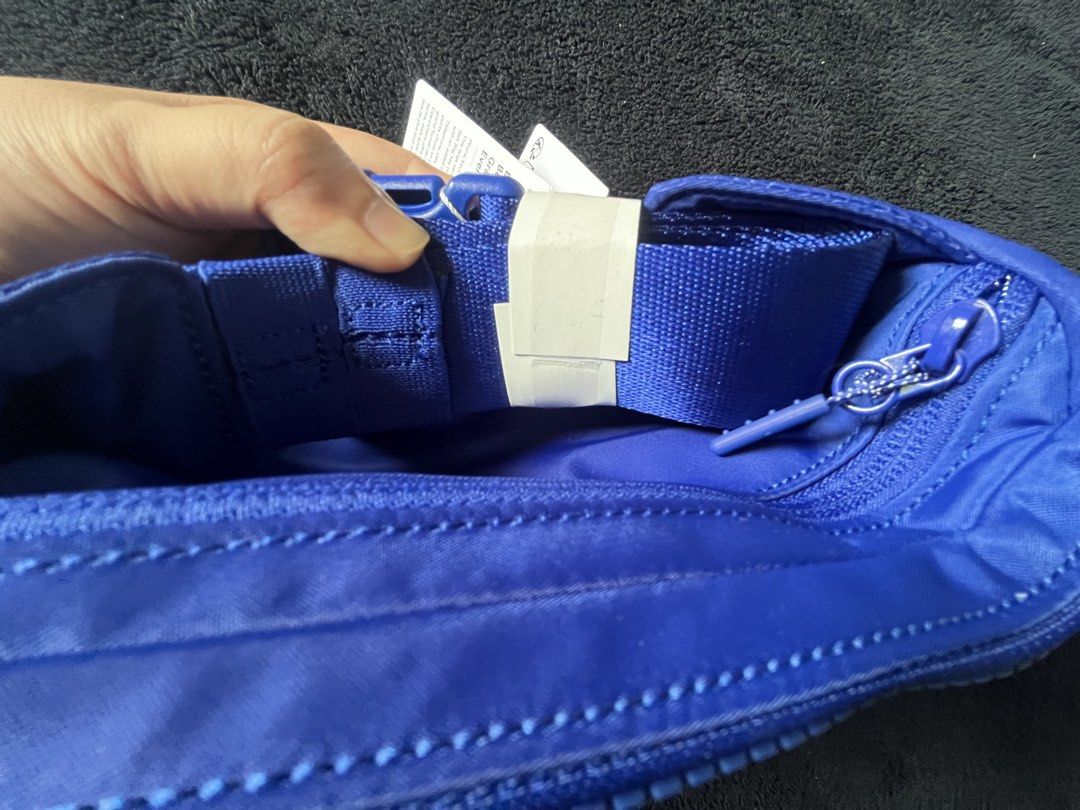Lululemon Beltbag 🇨🇦 (Category: Purses & Pouches) located in Manila. Submitted by _stylefinds_ (Listing ID 1460541847, Image 3). Description: .