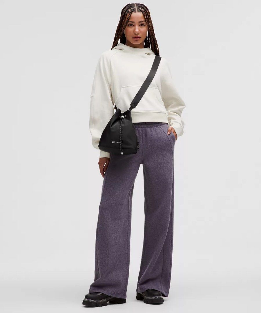 Lululemon Drawstring Bucket Bag 5L (Category: Cross-body Bags) located in Quezon City. Submitted by hoelygrailmnl (Listing ID 1460569882, Image 2). Description: - Black Lululemon drawstring bucket bag - Top handle and crossbody strap for versatile carrying - Convenient zippered side pocket - Ideal for gym sessions or everyday errands - Clean and minimalist design.
