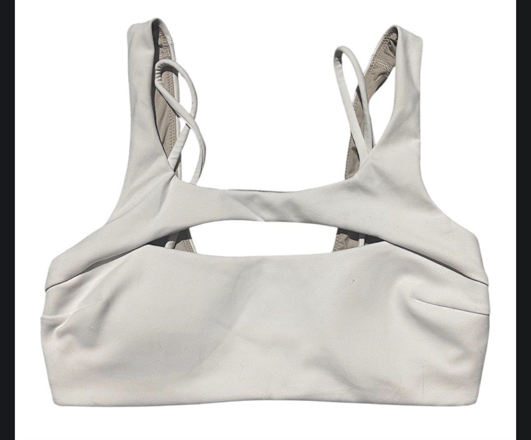 Lululemon Everlux Front Cut-Out Train Bra *Light Support, B/C Cup square tag 6 (Category: Activewear) located in Iba. Submitted by xooperfindslb (Listing ID 1460668701, Image 3). Description: Lululemon Everlux Front Cut-Out Train Bra *Light Support, B/C Cup square tag 6 Color: white Good condition No issue.