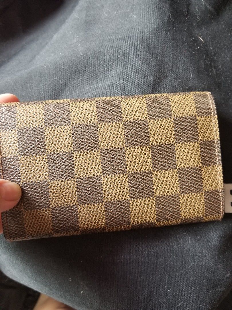 LV damier ebene bifold wallet (Category: Luxury Bags & Wallets) located in Consolacion. Submitted by elenavia (Listing ID 1460626613, Image 3). Description: aithentic with white mark in bill compartment with 3rd party authentication certificate.