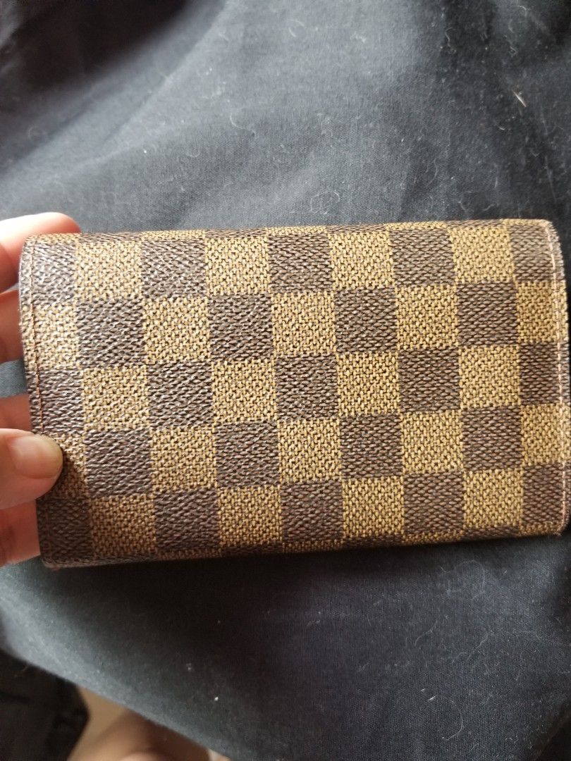 LV damier ebene bifold wallet (Category: Luxury Bags & Wallets) located in Consolacion. Submitted by elenavia (Listing ID 1460626613, Image 2). Description: aithentic with white mark in bill compartment with 3rd party authentication certificate.