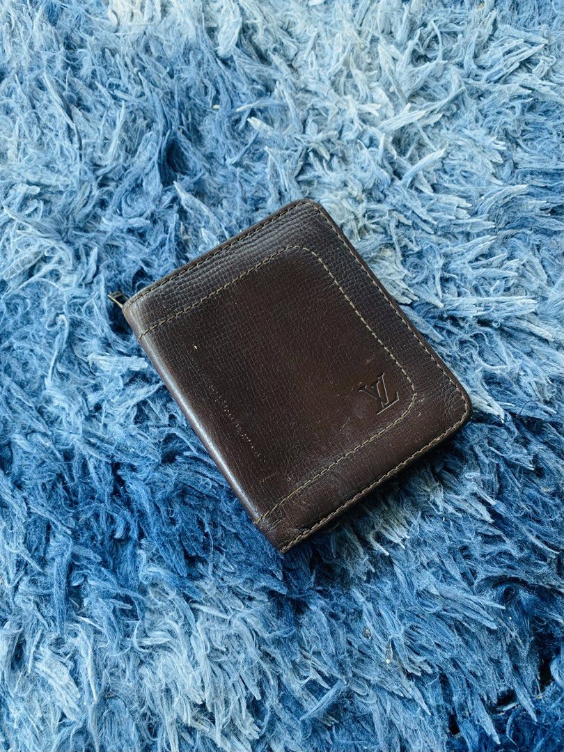 Lv wallet (Category: Wallets & Card holders) located in Solano. Submitted by CheapDealsCloset (Listing ID 1460539631, Image 1). Description: Lv wallet Leather.