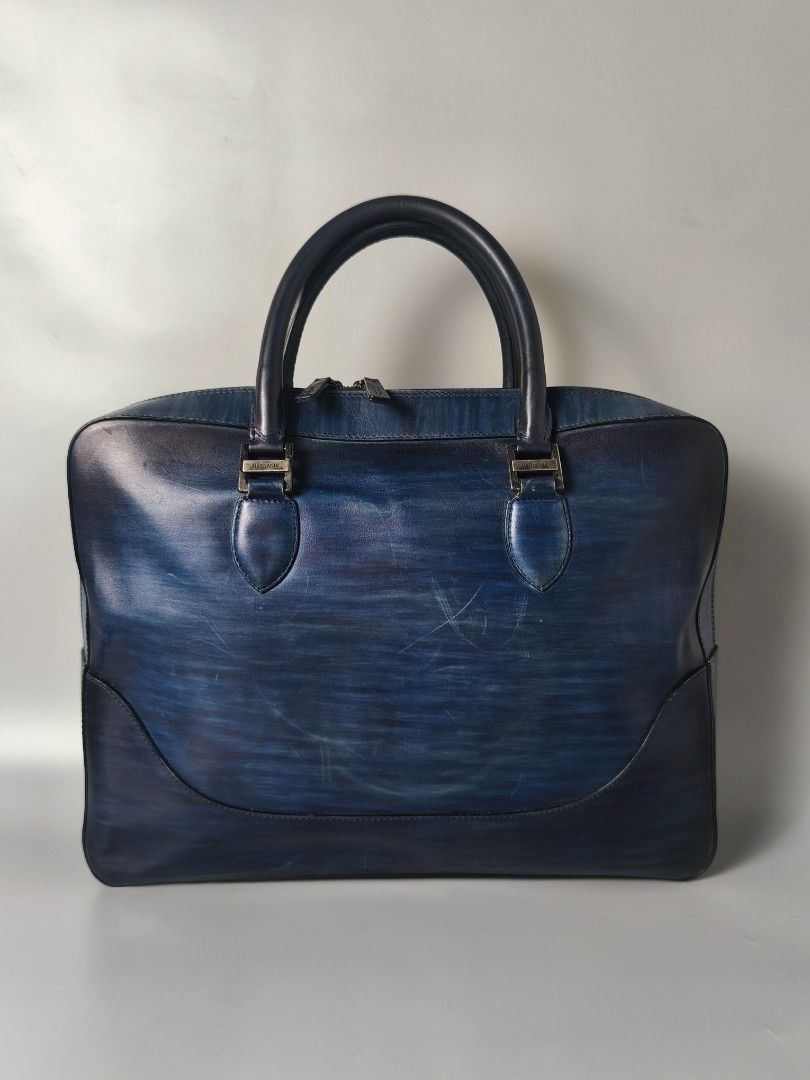 Magnanni Briefcase Hand Bag (Category: Luxury Bags & Wallets) located in Bulacan. Submitted by 4kcollection (Listing ID 1460597582, Image 2). Description: Magnanni Briefcase Hand Bag (Rare) Pre-loved from Japan Very Good Condition Size: Large Ykk Zip Normal sign of usage Perfect like Vintage vibes✨ No major issue Dm for sure buyer 📩 MOP: Gcash / Maya / BPI Courier: J&t / Lbc / Lalamove Location: SJDM Bulacan.