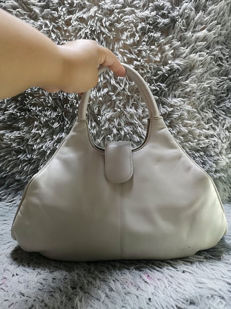 Magnetic Snap Flap Closure Hobo Style Hand Bag (Category: Purses & Pouches) located in Santa Cruz. Submitted by jmy_surplus.2 (Listing ID 1460579828, Image 2). Description: Size ; L - 11 W - 16 Color ; Light Grey Type ; Hand bag Brand ; No brand Material ; Leather Style ; Matte Leather Hand bag LR 167 JMY 1 Batch #219.