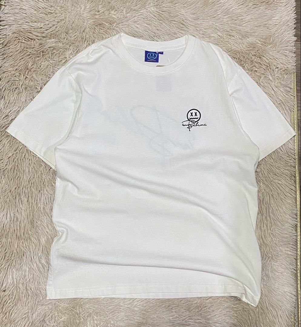 Make Best Design® (MBD) Script Back Graphic Tee - Pure White Embroidered Design💫 (Category: Tshirts & Polo Shirts ) located in Puerto Princesa. Submitted by thriftedheatshub (Listing ID 1460633428, Image 3). Description: DESCRIPTION: 📌 🔥 MAKE BEST DESIGN® SCRIPT BACK GRAPHIC TEE! Clean asian streetwear piece featuring a sleek signature script and stamp back print with a minimalist plain front layout. Premium thick neck ribbing and soft cotton 
