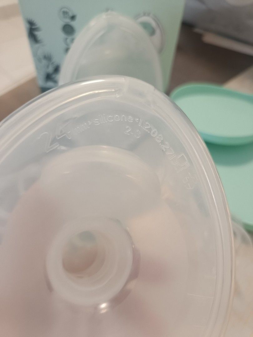 Malish Lying Pump (Category: Breastfeeding & Bottle Feeding) located in Kuala Lumpur. Submitted by marchflower (Listing ID 1460674813, Image 3). Description: used for 4 months only motor and pump acessories working good spare part and insert included only no lanyard selfpickup at Setapak.