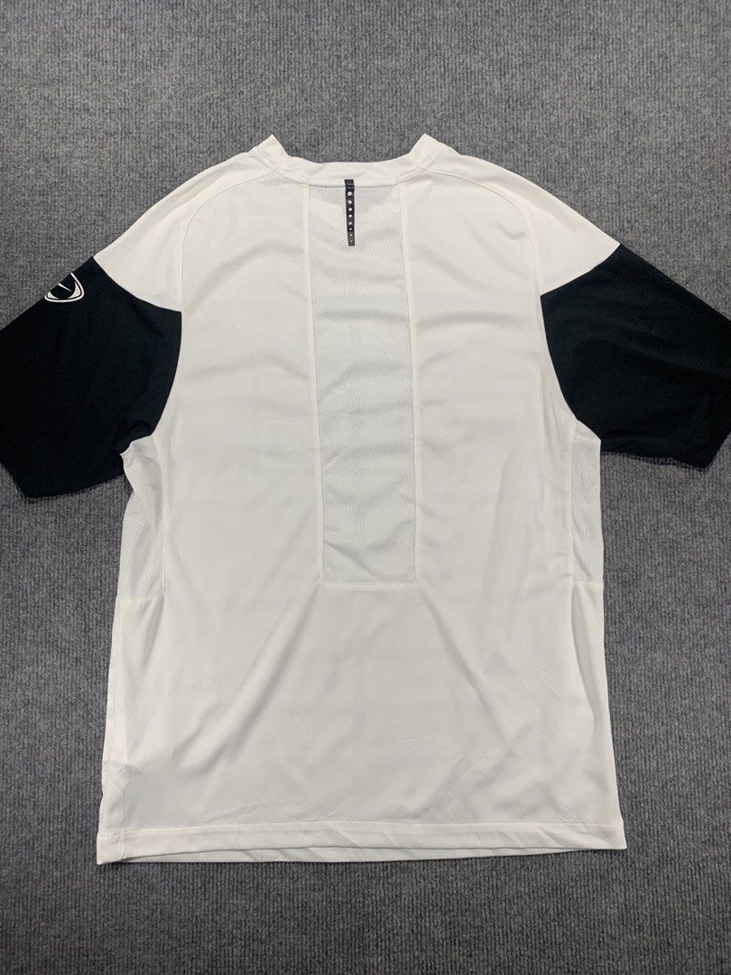 Manchester United (Category: Tshirts & Polo Shirts ) located in Dumaguete. Submitted by dailywear6200 (Listing ID 1460646012, Image 2). Description: Manchester United Medium Width 20.5 Length 29 Excellent condition 🏷️3000.