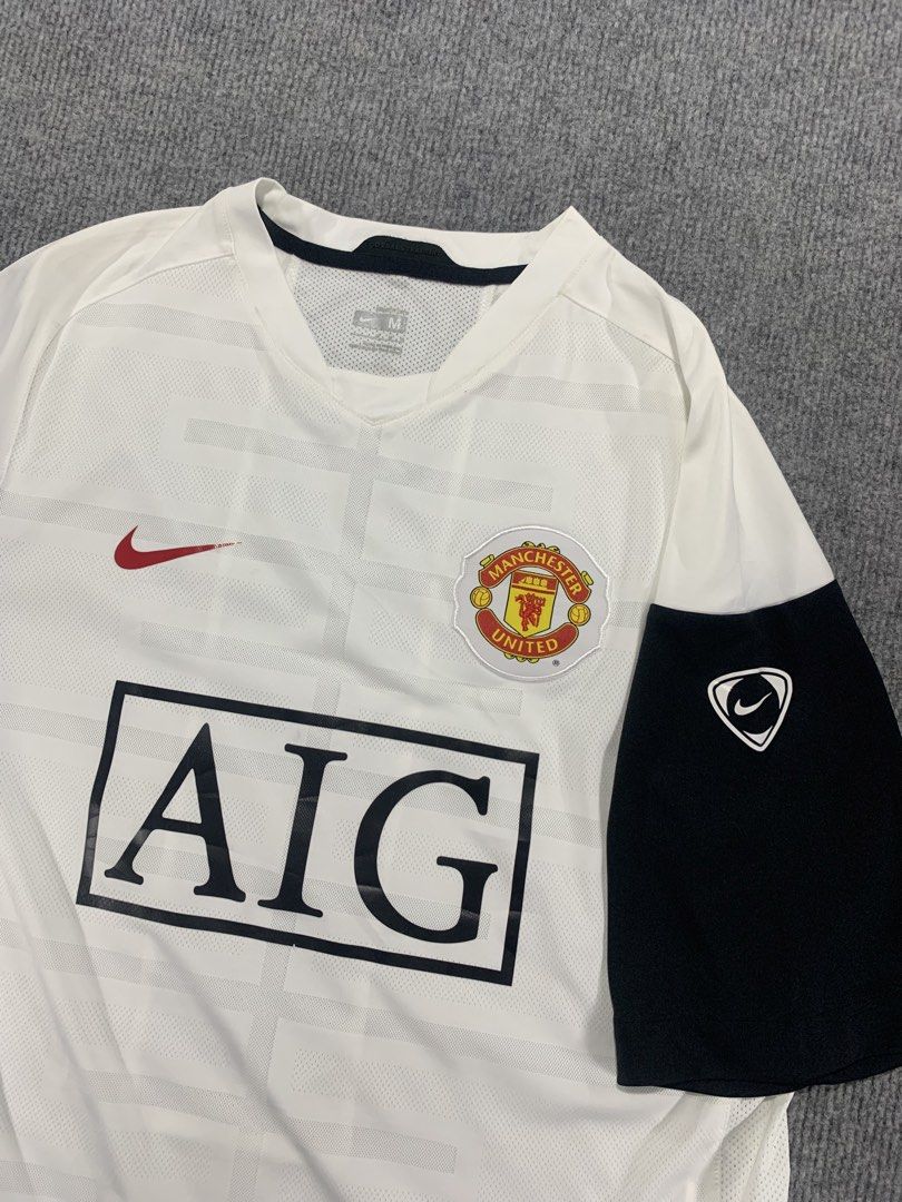 Manchester United (Category: Tshirts & Polo Shirts ) located in Dumaguete. Submitted by dailywear6200 (Listing ID 1460646012, Image 3). Description: Manchester United Medium Width 20.5 Length 29 Excellent condition 🏷️3000.