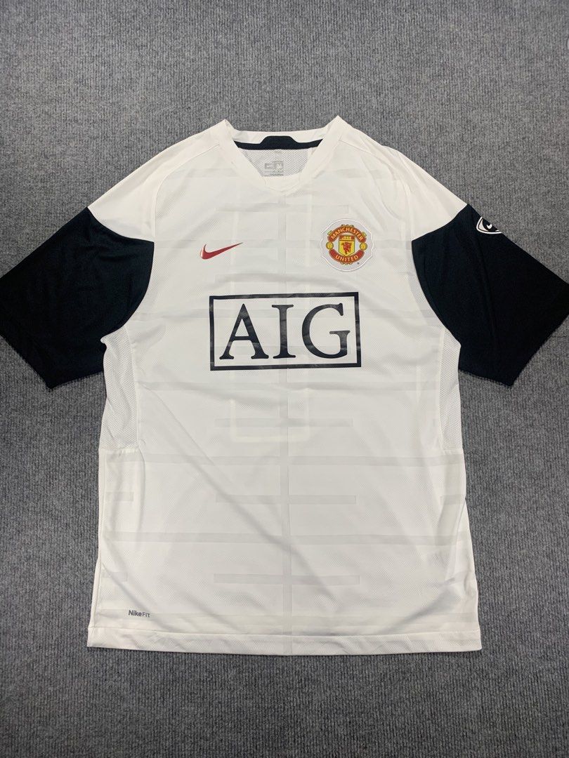 Manchester United (Category: Tshirts & Polo Shirts ) located in Dumaguete. Submitted by dailywear6200 (Listing ID 1460646012, Image 1). Description: Manchester United Medium Width 20.5 Length 29 Excellent condition 🏷️3000.