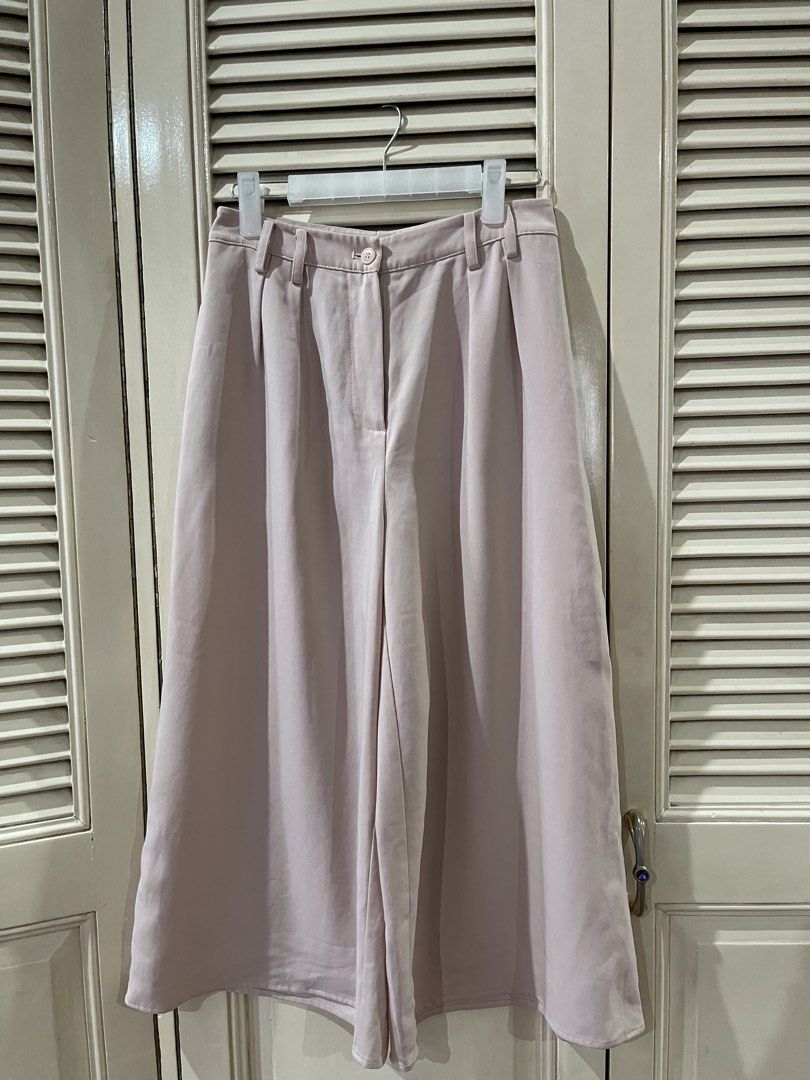 Mango culottes xs (Category: Other Bottoms) located in Quezon City. Submitted by shopnkeep (Listing ID 1460533569, Image 2). Description: Mango Culottes blush color Mop: bpi gcash Shipping: c/o buyer loc qc.