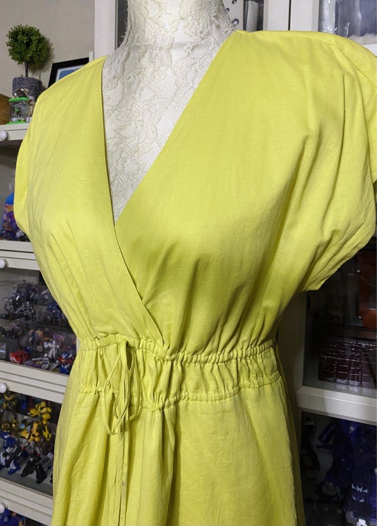 Mango Printed double-bow dress (Category: Dresses) located in Manila. Submitted by glen_n (Listing ID 1460682481, Image 3). Description: Original Mango Printed Double-Bow Dress in Lime Size: Small (fit up to medium size) Condition: Preloved in good condition with normal signs of usage, but still very wearable with no major issues. Please manage your expectations as this is a preloved item. SRP: ₱2,395 ❌NO When worn ❌NO Sh0pee checkout ❌ Strictly 