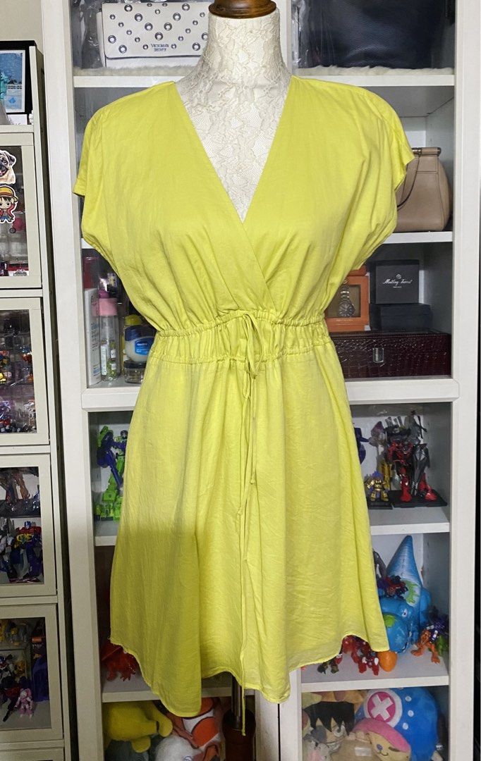 Mango Printed double-bow dress (Category: Dresses) located in Manila. Submitted by glen_n (Listing ID 1460682481, Image 2). Description: Original Mango Printed Double-Bow Dress in Lime Size: Small (fit up to medium size) Condition: Preloved in good condition with normal signs of usage, but still very wearable with no major issues. Please manage your expectations as this is a preloved item. SRP: ₱2,395 ❌NO When worn ❌NO Sh0pee checkout ❌ Strictly 