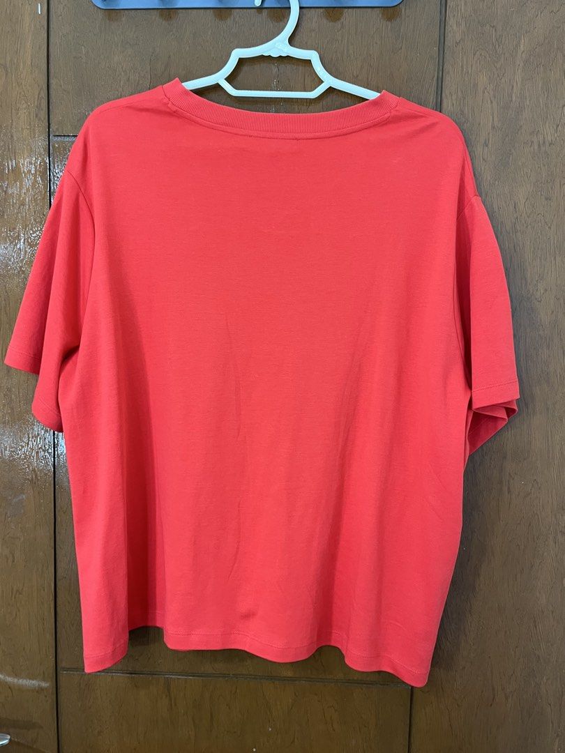 Mango Red V-Neck T-Shirt 4XL (Category: Shirts) located in Quezon City. Submitted by evee.tibs (Listing ID 1460657022, Image 3). Description: - Brand: Mango - Color: Red - Neckline: V-neck - Size: 4XL (EUR, IT, USA, UK), 4EG (MEX) - Material: Paper and FSC certified materials - Occasion: Casual wear.