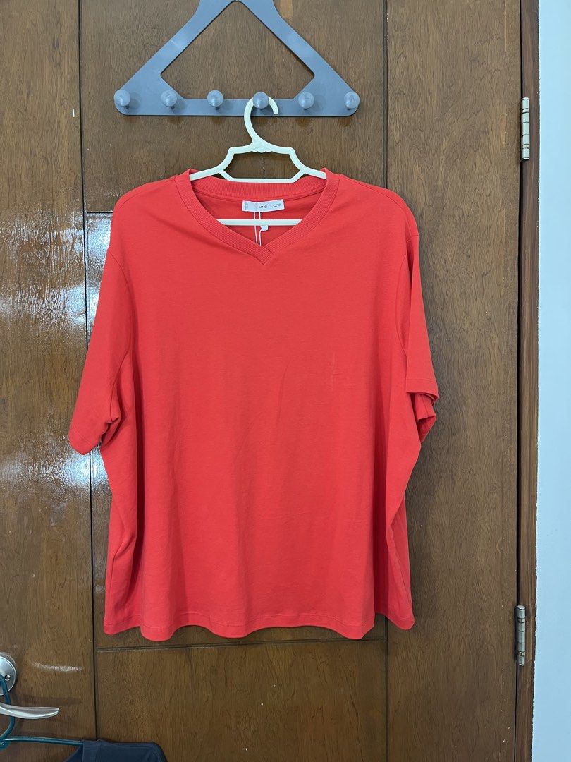 Mango Red V-Neck T-Shirt 4XL (Category: Shirts) located in Quezon City. Submitted by evee.tibs (Listing ID 1460657022, Image 2). Description: - Brand: Mango - Color: Red - Neckline: V-neck - Size: 4XL (EUR, IT, USA, UK), 4EG (MEX) - Material: Paper and FSC certified materials - Occasion: Casual wear.