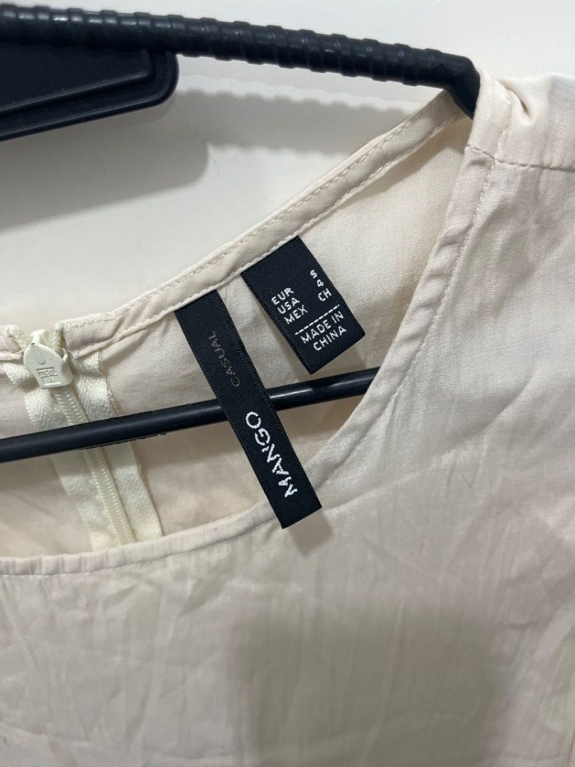 mango Sleeveless Top (Category: Sleeveless) located in Santiago. Submitted by evrythngulove (Listing ID 1460527058, Image 2). Description: Small-medium.