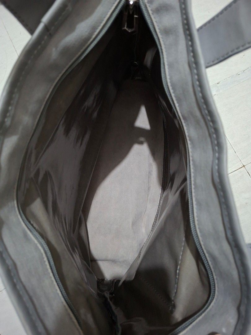 Marc by Marc Jacobs Grey Canvas Tote Bag (Category: Luxury Bags & Wallets) located in Caloocan City. Submitted by mamayche (Listing ID 1460654405, Image 3). Description: - Brand: Marc Jacobs - Type: Tote Bag and Sling Bag - Color: Grey -Used but not abused.