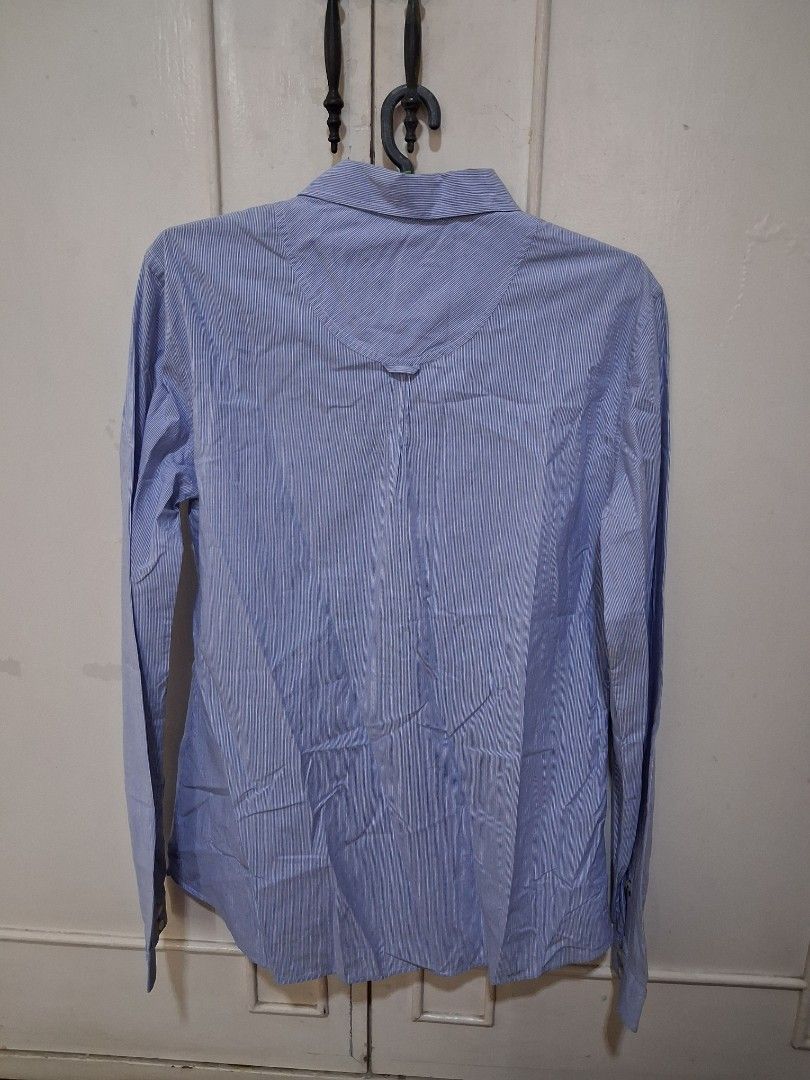 Massimo Dutti Polo (Category: Shirts) located in Santa Maria. Submitted by bax19 (Listing ID 1460585789, Image 3). Description: - Brand: Massimo Dutti - Color: Blue and white pinstripe - Size: Women's - Style: Long sleeves, button-up front - Fit: Classic fit - Occasion: Casual or smart-casual wear - Features: Button cuffs, easy to style.