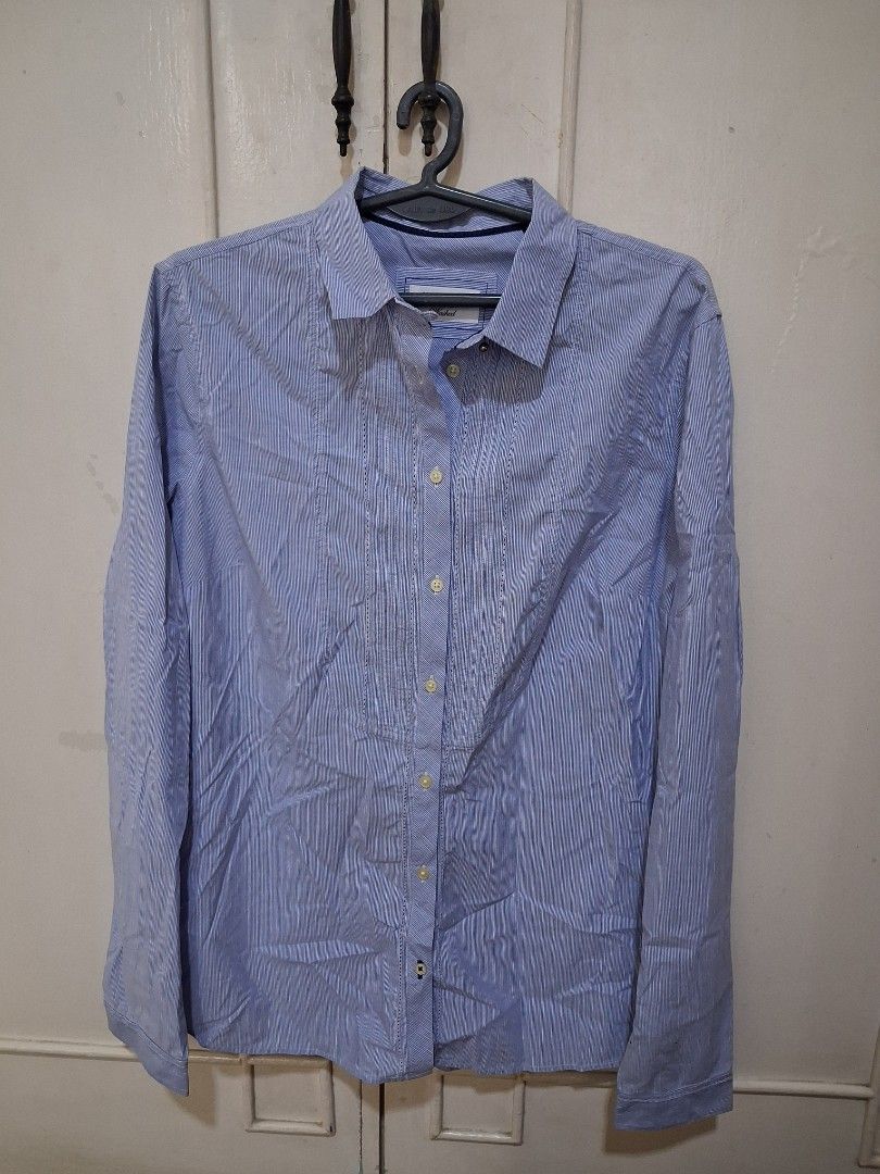Massimo Dutti Polo (Category: Shirts) located in Santa Maria. Submitted by bax19 (Listing ID 1460585789, Image 1). Description: - Brand: Massimo Dutti - Color: Blue and white pinstripe - Size: Women's - Style: Long sleeves, button-up front - Fit: Classic fit - Occasion: Casual or smart-casual wear - Features: Button cuffs, easy to style.