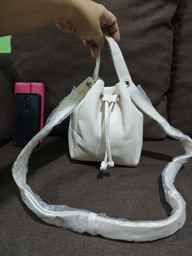 Maybelline mini bucket bag (Category: Cross-body Bags) located in Pili. Submitted by zaneombao03491 (Listing ID 1460645922, Image 1). Description: .