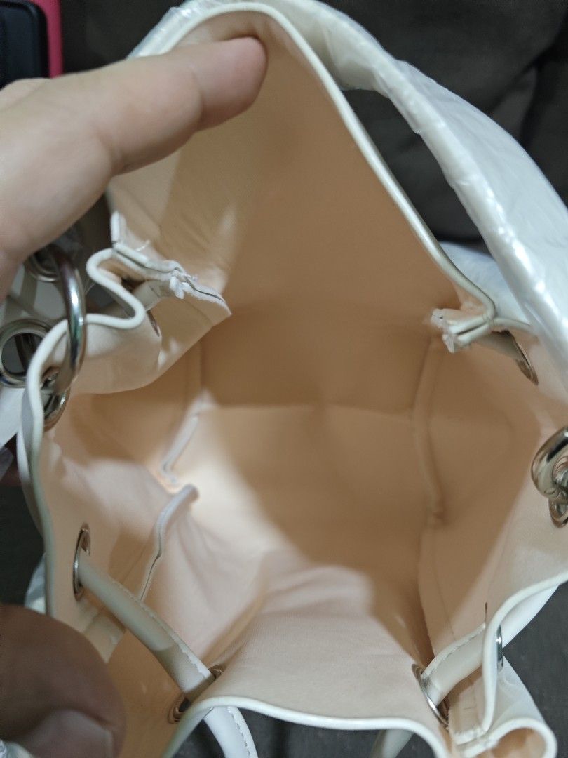 Maybelline mini bucket bag (Category: Cross-body Bags) located in Pili. Submitted by zaneombao03491 (Listing ID 1460645922, Image 3). Description: .
