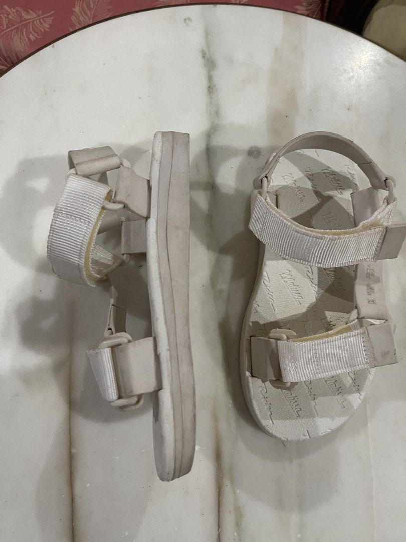 Melissa papete rider size 5 (white) (Category: Flats & Sandals) located in Quezon City. Submitted by shopnkeep (Listing ID 1460596192, Image 3). Description: authentic melissa papete rider Selling 1300 White Mop: bpi gcash Shipping: c/o buyer loc qc.