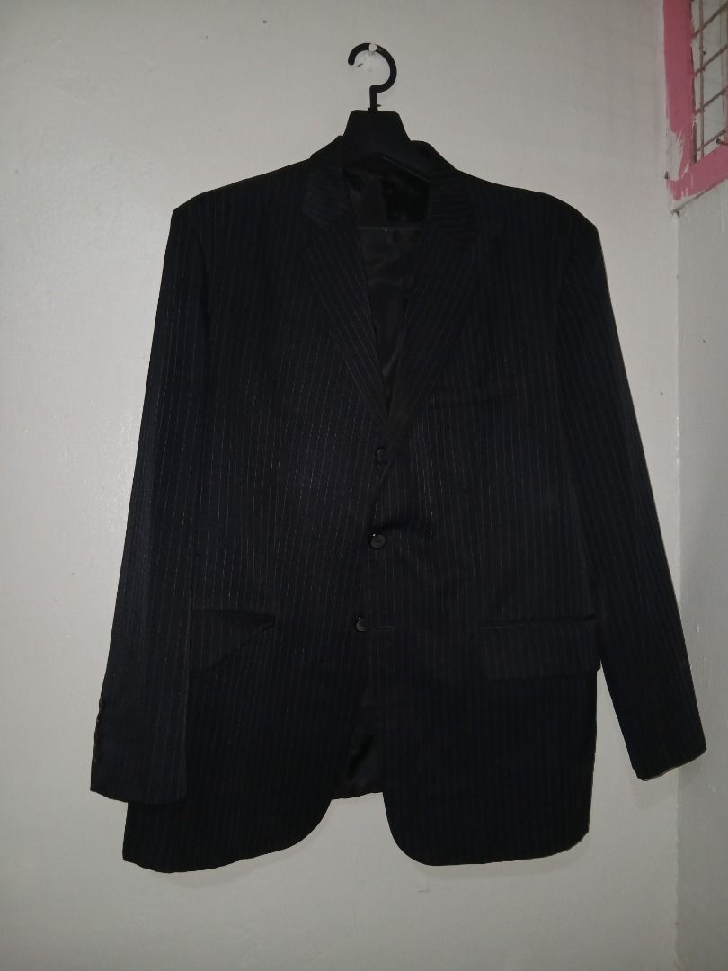 Men's Grey Blazer (Category: Coats, Jackets and Outerwear) located in Manila. Submitted by cosmicturtle.d1b615 (Listing ID 1460652058, Image 3). Description: Classic grey blazer. Two front pockets and three buttons. Fully lined interior. Great for formal or casual wear. Good condition..