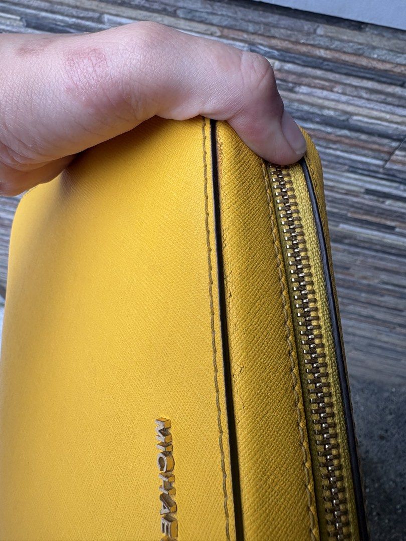 Michael Kors Crossbody Bag (Category: Luxury Bags & Wallets) located in Quezon City. Submitted by kaaat15 (Listing ID 1460515776, Image 3). Description: .
