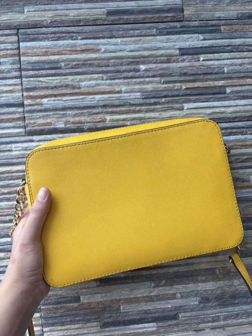Michael Kors Crossbody Bag (Category: Luxury Bags & Wallets) located in Quezon City. Submitted by kaaat15 (Listing ID 1460515776, Image 2). Description: .