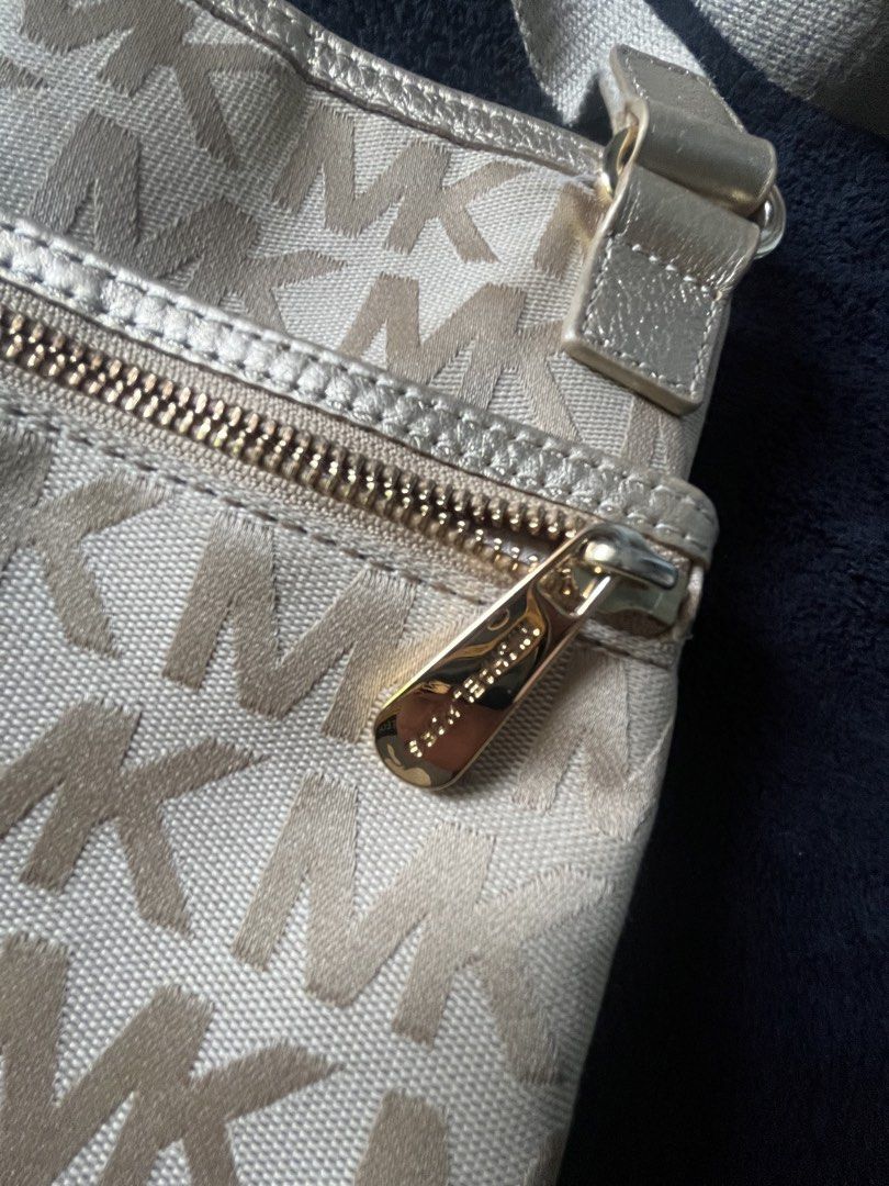 Michael Kors Slingbag (Category: Cross-body Bags) located in Manila. Submitted by _stylefinds_ (Listing ID 1460543221, Image 2). Description: .