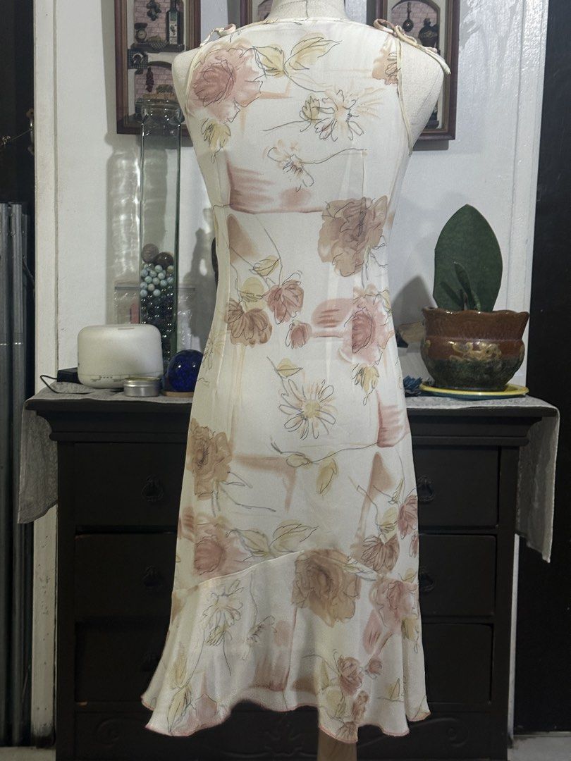 Midi Floral Dress (Category: Dresses) located in Quezon City. Submitted by marshyco (Listing ID 1460610421, Image 2). Description: Midi Floral Dress Size: XS - M I wasn't able to wear this dress at all and it doesn't fit my style anymore. .