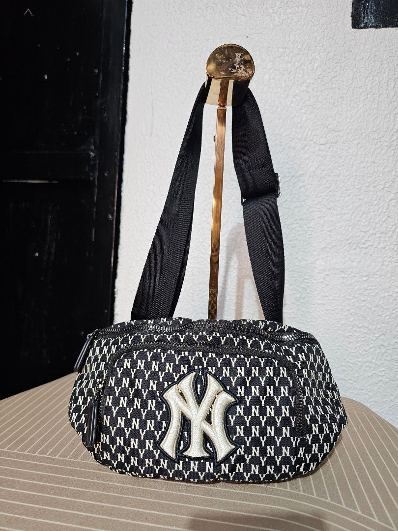 MLB New York Yankees (Category: Luxury Bags & Wallets) located in Baguio. Submitted by kayeonlineshop (Listing ID 1460566075, Image 1). Description: Black MLB New York Yankees Monogram Waist Bag Measurements L- 17cm W- 29cm.
