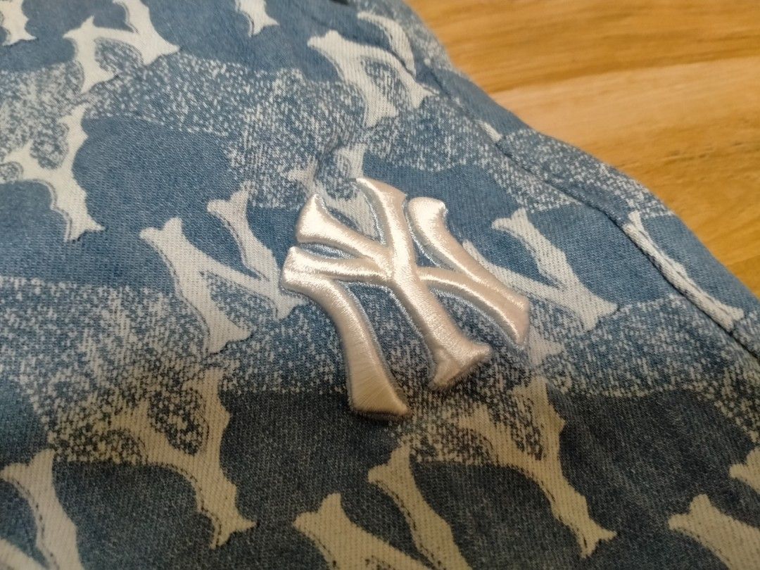 MLB NEW YORK YANKEES AOP SHORT (Category: Shorts) located in Cabuyao City. Submitted by Bike_Clothing10 (Listing ID 1460510469, Image 3). Description: READ FIRST.. FOR SALE: MLB NEW YORK YANKEES ALL OVER PRINT SHORT Brandnew Fitted Only Legit Dimes: 30 x 18.5 inches NOTE: Natanggal na ung Hang Tag PRICE: 1300 + SF PICK UP OR SHIPPING LOCATION: Cabuyao Laguna -NO COD/COP- DM📩.