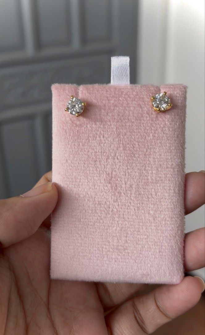 Moissanite 1ct stud earrings (Category: Earrings) located in Rizal. Submitted by katmandulovesmakeup (Listing ID 1460558401, Image 1). Description: Moissanite 1ct stud earrings S925 silver In gold setting with certificate.