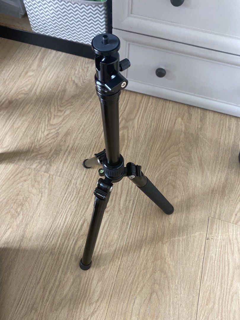 MOMAX Tripod Pro 6 (Category: Tripods & Monopods) located in Pasig City. Submitted by hogthevision12 (Listing ID 1460537840, Image 3). Description: -MOMAX Tripod Pro 6 -used once -damage on casing from shelf wear -complete .