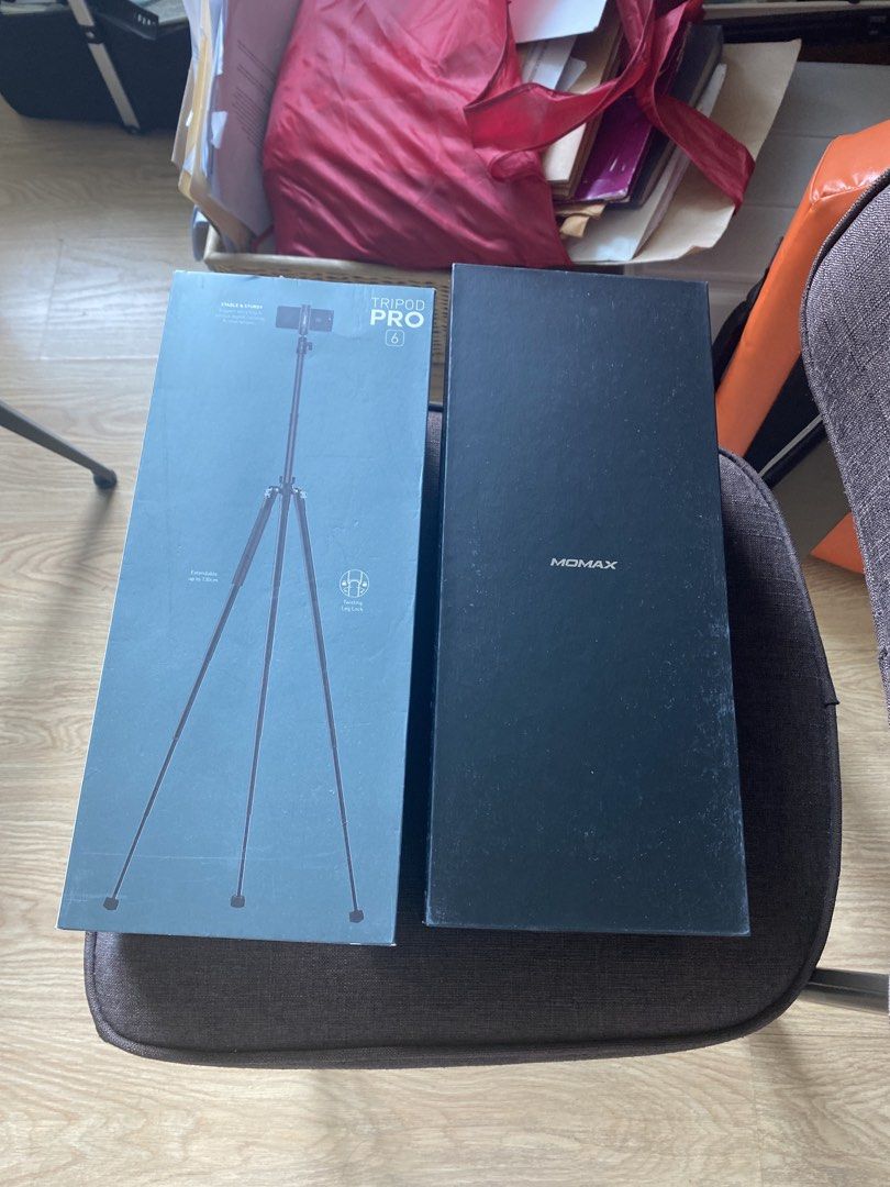 MOMAX Tripod Pro 6 (Category: Tripods & Monopods) located in Pasig City. Submitted by hogthevision12 (Listing ID 1460537840, Image 1). Description: -MOMAX Tripod Pro 6 -used once -damage on casing from shelf wear -complete .