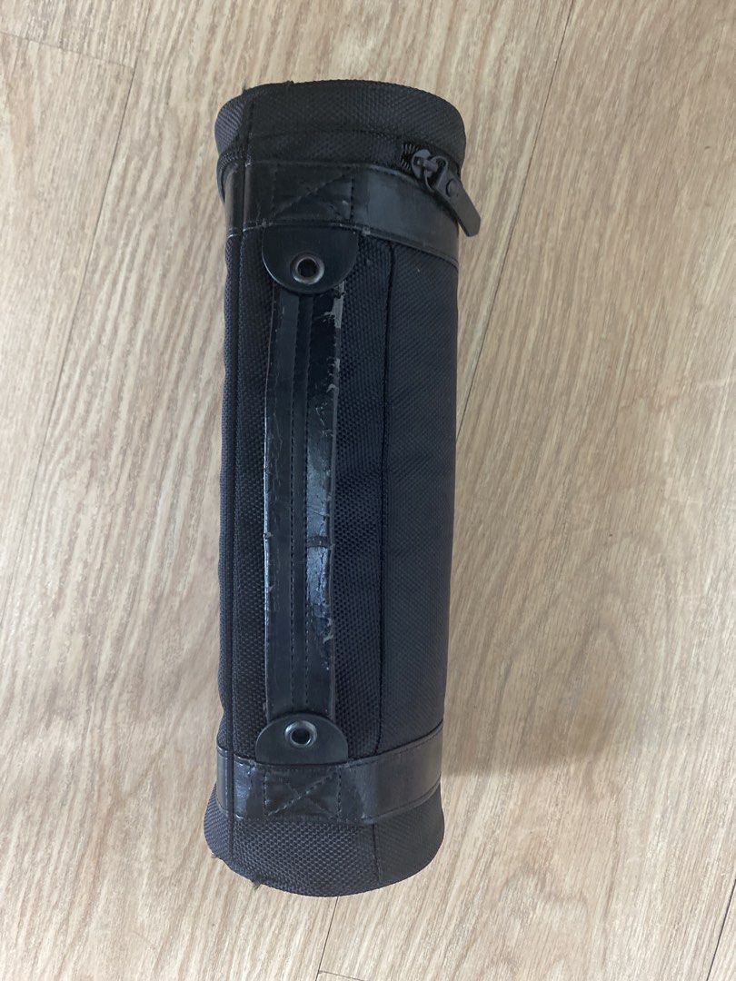 MOMAX Tripod Pro 6 (Category: Tripods & Monopods) located in Pasig City. Submitted by hogthevision12 (Listing ID 1460537840, Image 2). Description: -MOMAX Tripod Pro 6 -used once -damage on casing from shelf wear -complete .