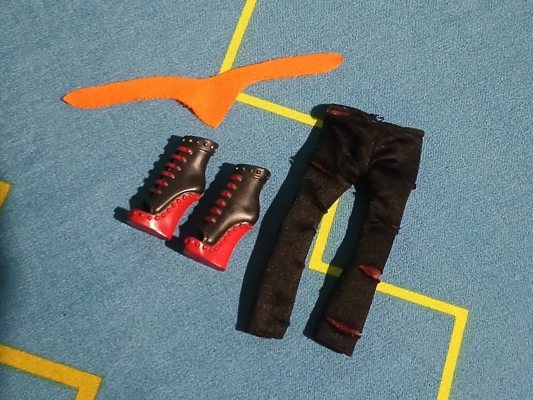 monster high basic toralei accessories (Category: Kids Toys) located in Quezon City. Submitted by zeronce (Listing ID 1460634737, Image 1). Description: scarf, leggings, shoes of basic toralei all in good condition.