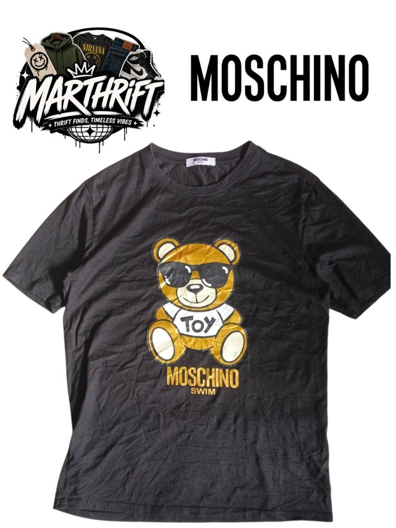 Moschino swim tee (Category: Tshirts & Polo Shirts ) located in Paracale. Submitted by marthtift_88marceloveri (Listing ID 1460656187, Image 1). Description: Moschino ‎Authentic ‎Dimes: 30X22 ‎Color rate: 9.5/10 ‎💸400 ‎.